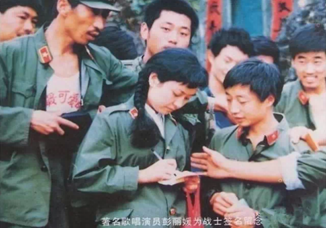 彭丽媛谈幸福家庭生活:我的家庭同老百姓一样