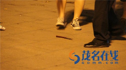 广东茂名一男子火车站捅死女子 百民市民围堵