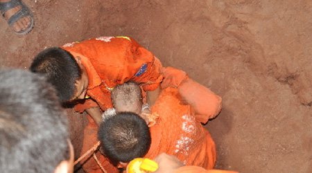 重庆1岁幼童掉入15米深井 经4小时被成功救出