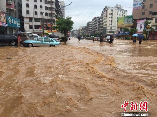 暴雨袭广东龙川县 城区多处被淹2万多人受灾