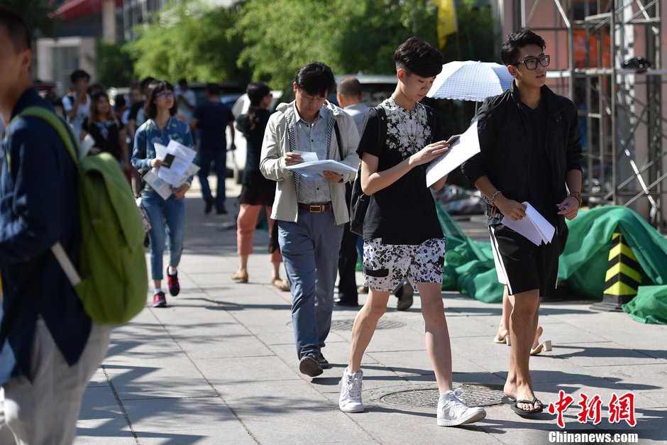 北京电影学院新生开学 俊男靓女齐报到(高清组图)