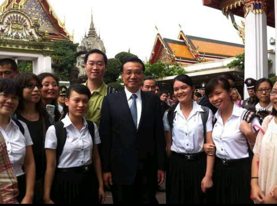 李克强在曼谷了解中泰旅游交往:与中国游客合影