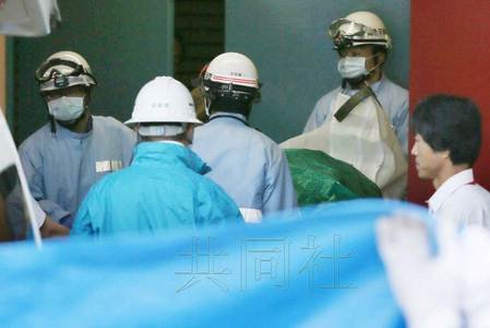 5月27日凌晨，新潟县南鱼沼市消防人员在发生爆炸的隧道入口1.3公里处发现4名失踪人员的遗体，并于清晨6点左右运出。（共同社）