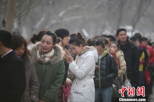南航新疆空乘招聘开幕 千余人争相应聘(图)