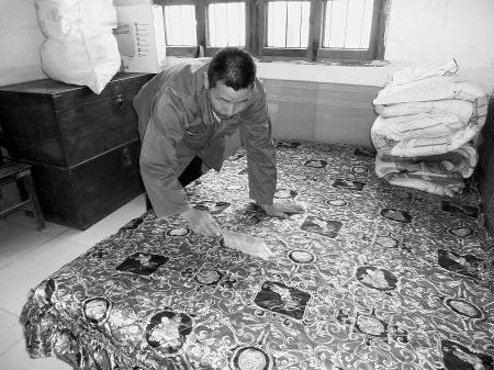 想女儿的时候,张平选就在女儿的房间里收拾收拾。