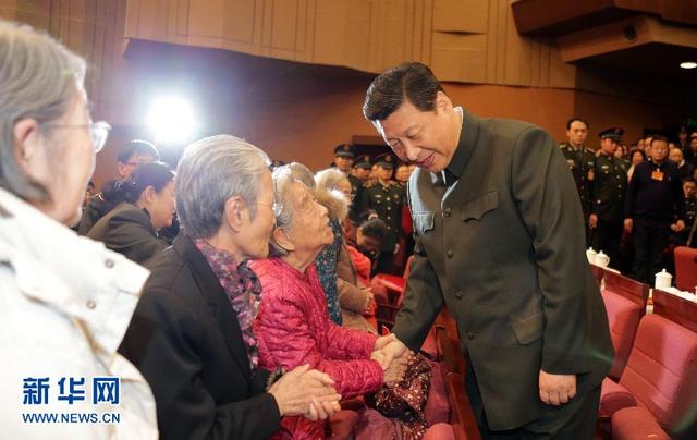习近平向全军老同志贺新春 老人对其竖大拇指