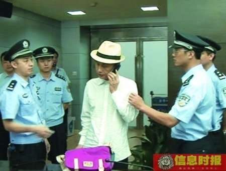 邓建国被拘过程曝光 与法警抢手机拒签拘留书
