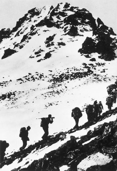 便民服务 > 最新提示   资料图:1935年,中国工农红军在长征途中爬雪山