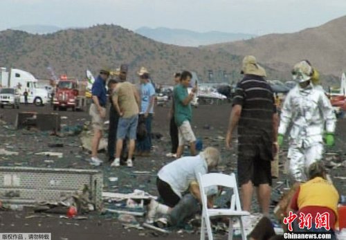 美飞机特技表演时坠入人群 媒体称已12人遇难