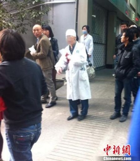 高清图—温岭市第一人民医院患者刀捅三名医生 致一死两伤