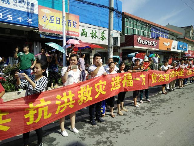 无为人民夹道数公里欢送抗洪部队