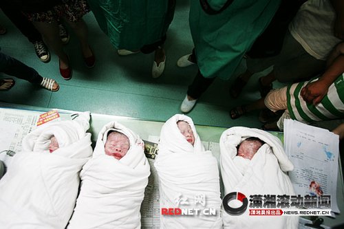 7月5日下午,湖南省妇幼保健院,四胞胎的父亲看见了自己的子女。图 /潇湘晨报滚动新闻记者 殷建军