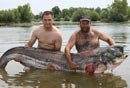 渔夫捕获90公斤重鲶鱼