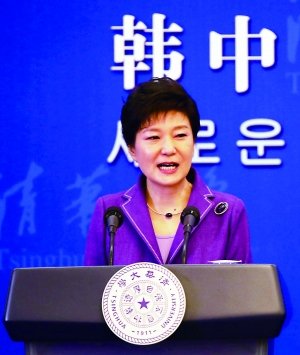 Wear purple dress to publish an address in Tsinghua. 