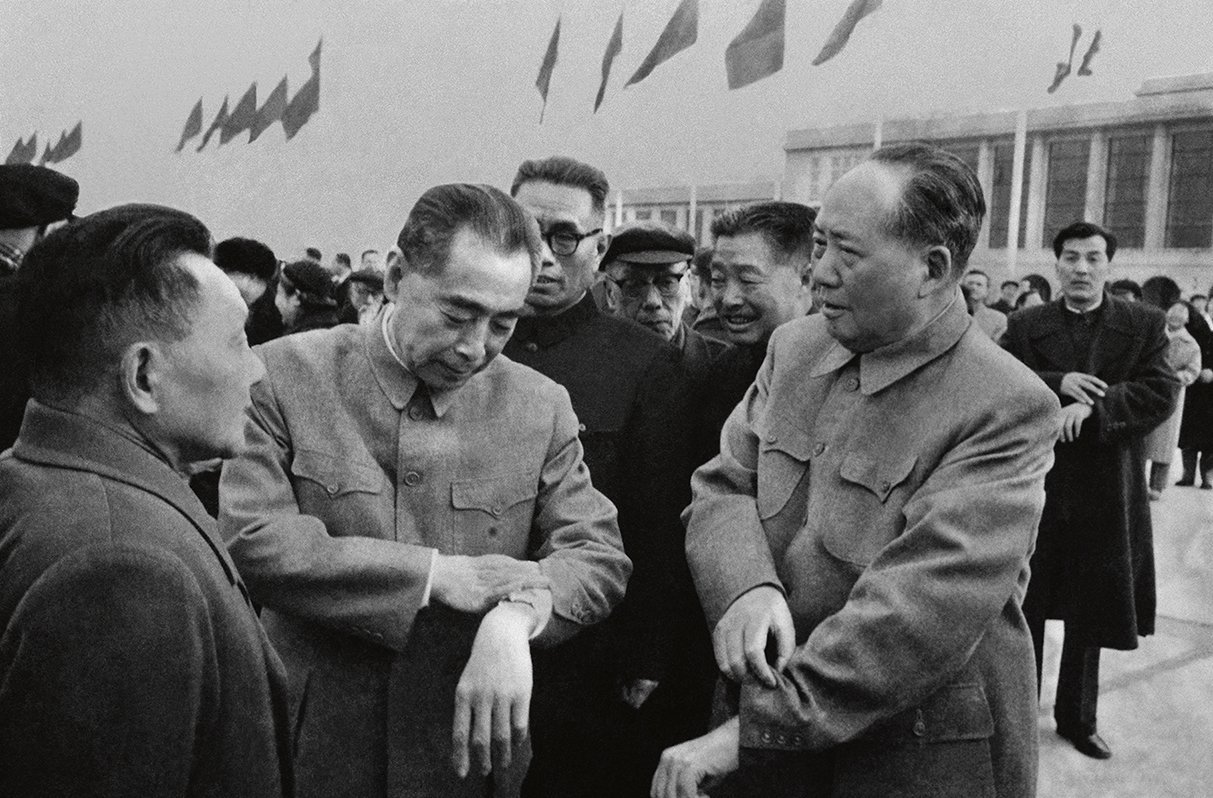 1964年11月14日，周恩来参加苏联十月革命四十七周年庆典返回北京，毛泽东、刘少奇、朱德、董必武、邓小平等到机场欢迎。