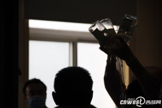 医生和护士对爆炸事故伤者进行紧急治疗