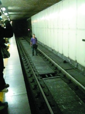 男子跳地铁自杀被救起 网友谴责扰乱治安(图)