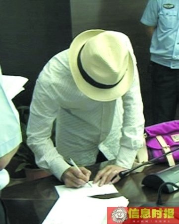 邓建国被拘过程曝光 与法警抢手机拒签拘留书