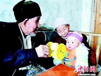 百岁夫妻相伴90年后才分离 养育儿孙33人(图)