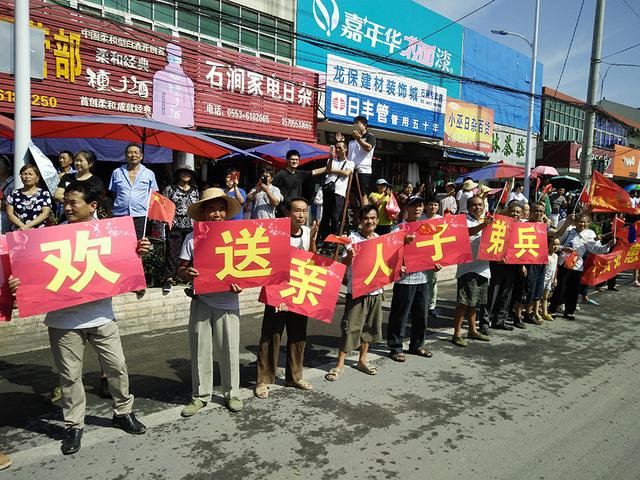 无为人民夹道数公里欢送抗洪部队