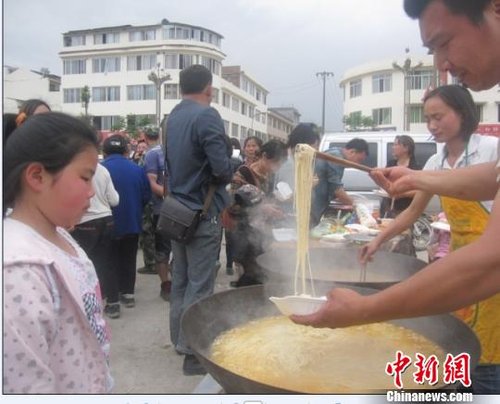 芦山地震死亡人数上升 政府已集中开始发放食