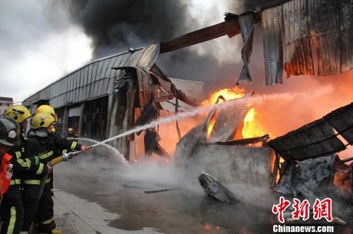 台州一4000多平方米厂房发生大火图片