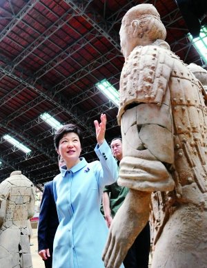 On June 30, korea president Piao Jinhui sees military forces tomb figure in Shaanxi Xi'an. Hair of Xinhua News Agency