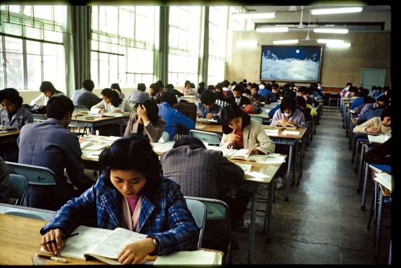 20世纪60—80年代,人们的阅读发生了翻天覆地的变化。从每个人手捧“红宝书”、排队购买《毛主席语录》、亲友结婚时用《毛选》作为礼物馈赠,到改革开放后,人们对知识、文化生活的渴求井喷似的爆发。尤其是1977年,中断了10年的高考制度得以恢复,消息传出,人们积极学习文化知识,备战高考的热情高涨。知识、科学、文化的价值被重新认可,国家终于开始进入了一个尊重知识、尊重人才的时代。图为广东图书馆,读者在认真学习。 20世纪60—80年代,人们的阅读发生了翻天覆地的变化。从每个人手捧“红宝书”、排队购买《毛主席语录》、亲友结婚时用《毛选》作为礼物馈赠,到改革开放后,人们对知识、文化生活的渴求井喷似的爆发。尤其是1977年,中断了10年的高考制度得以恢复,消息传出,人们积极学习文化知识,备战高考的热情高涨。知识、科学、文化的价值被重新认可,国家终于开始进入了一个尊重知识、尊重人才的时代。图为广东图书馆,读者在认真学习。