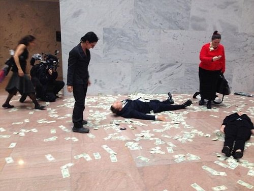 美国抗议者国会大厦内撒钱抗议政府关门