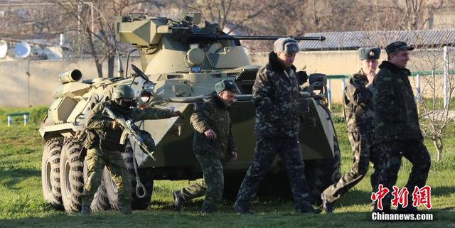 克里米亚乌克兰军事基地遭装甲车强攻(组图)
