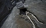 庞贝古城新发现：两千年前男子在火山喷发中被300公斤巨石砸中