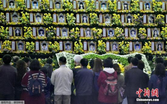 当地时间2015年4月16日，韩国安山，“世越号”沉船事故一周年，民众前往纪念大厅悼念遇难者。