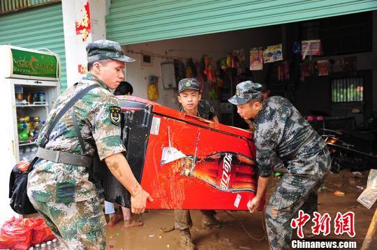 第31集团军某装甲旅官兵帮助长泰群众转移物资.张腾 摄