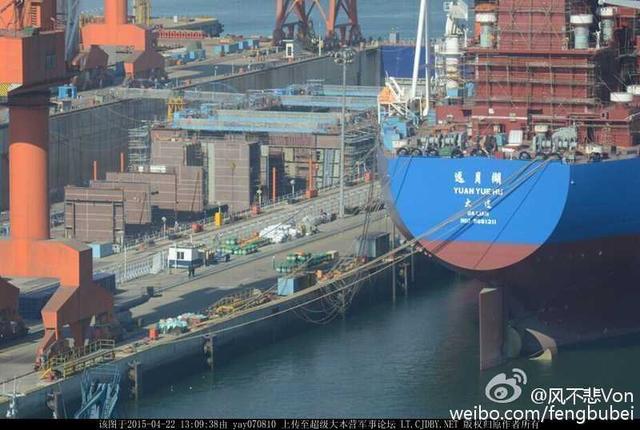 大连造船厂疑似在建首艘国产航母 舰体照片曝