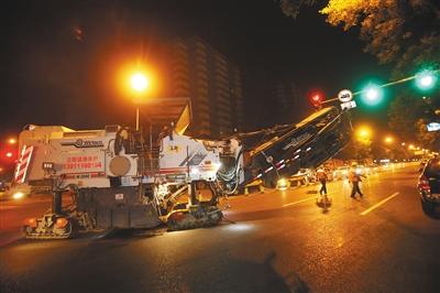 北京长安街西段大修 马路牙子换花岗岩(图)