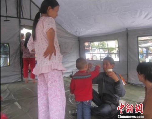 芦山地震死亡人数上升 政府已集中开始发放食