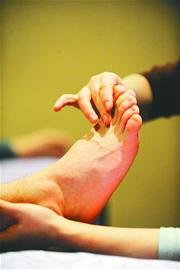 洗脚妹调查：月薪八千难招人 最怕乱碰乱摸