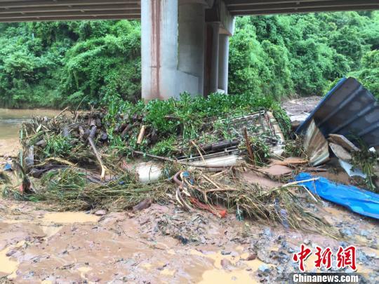 云南芒市突发泥石流 造成6辆车20人被困(图)