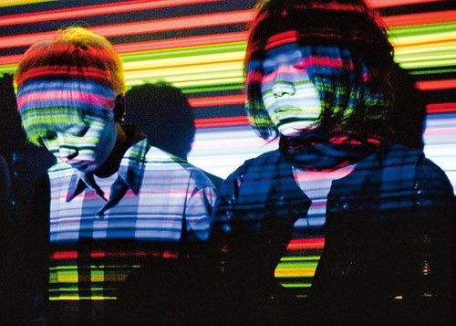 2009年10月,北京一家酒吧里的年轻人。适当的消遣活动,一定程度上能起到缓解社交焦虑的作用。