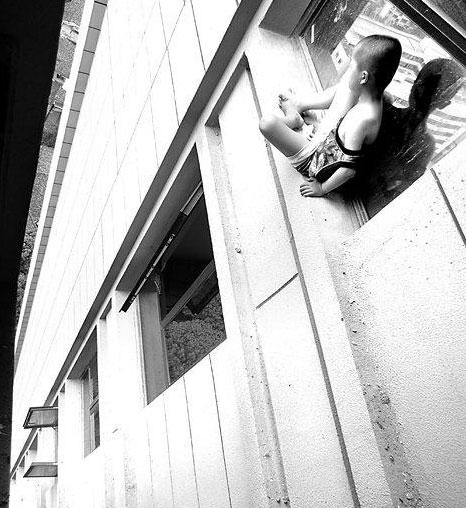 六岁男童独自在家 爬出27楼窗台找爸爸(图)