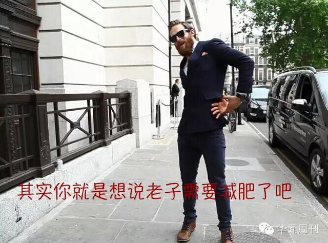 反手摸肚脐图片