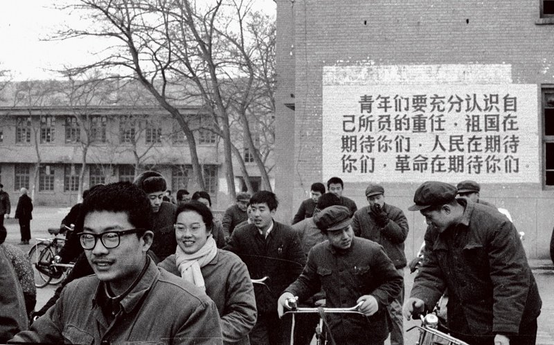 当社会从十年浩劫中走出,高考恢复后,大批知识青年开始积极备考,各地的图书馆、教室都坐满了学习的人们。尤其是1977、1978这两年高考,集中了全国被十年浩劫耽误的众多考生,年龄跨度极大。而正是这两届大学生,为国家输送了大量骨干人才。图为北京五中参加高考的学生。 当社会从十年浩劫中走出,高考恢复后,大批知识青年开始积极备考,各地的图书馆、教室都坐满了学习的人们。尤其是1977、1978这两年高考,集中了全国被十年浩劫耽误的众多考生,年龄跨度极大。而正是这两届大学生,为国家输送了大量骨干人才。图为北京五中参加高考的学生。