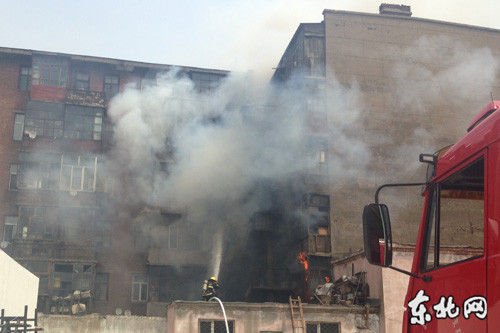 一栋居民楼二楼起火。东北网记者王忠岩摄