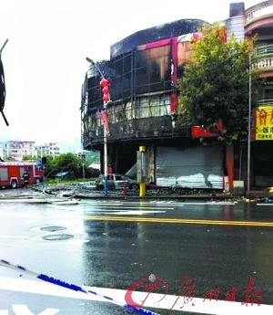 汽车撞超市大门后爆炸引发火灾致3死(图)