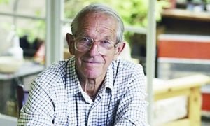 据新华社电 英国医学研究理事会20日证实，人类基因组时代的开创者、两度获得诺贝尔化学奖的英国生物化学家弗雷德里克·桑格（见图）前一天去世，享年95岁。
