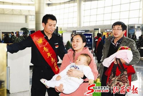 太原机场 春运志愿者在服务(图)