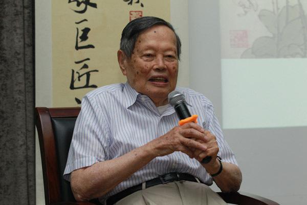 95岁杨振宁恢复中国国籍，转为中科院资深院士