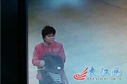 據了解，就是視頻中這名中年婦女將章俊宇拐賣到福建。