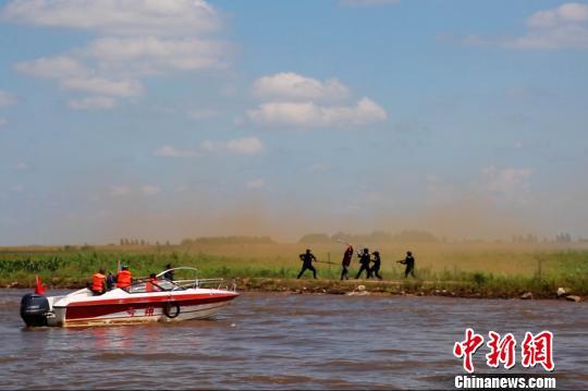 中俄界江开展"同江模式&middot;C-2016"边境联合封控行动演练