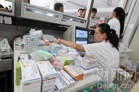 2009年9月1日,安徽淮北市,一家医院门诊西药房内,药剂人员在给患者拿